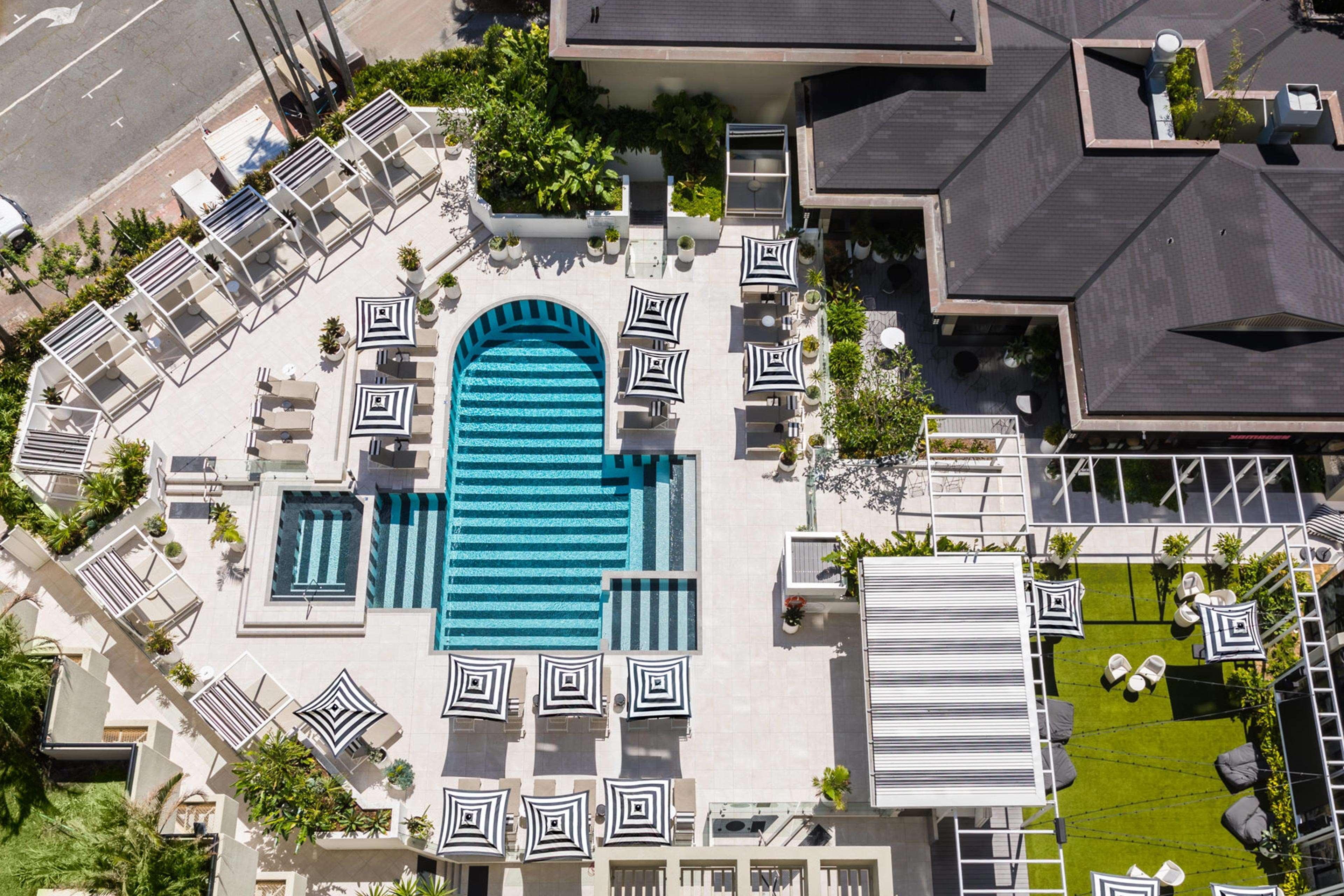 Hotel Qt Gold Coast Exterior foto Aerial view of the pool at the W Brisbane